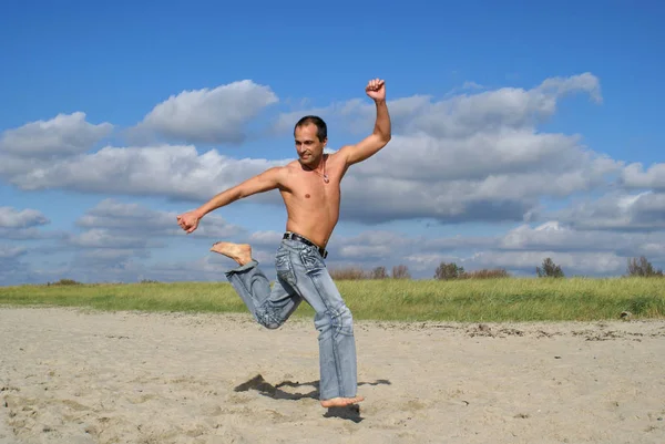 Joven Saltando Playa —  Fotos de Stock