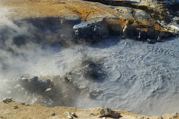 アイスランドの熱い泥の源だ 臭いがしすぎないように — ストック写真