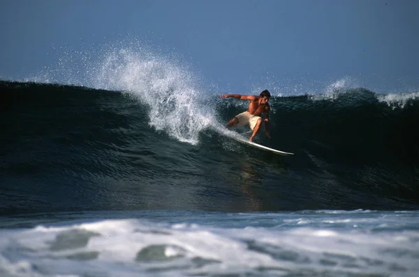 Surfare Snidade Vågen — Stockfoto
