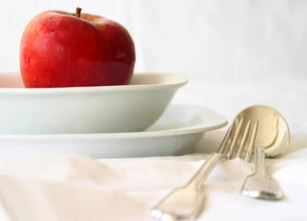 白い背景の皿の中の赤いリンゴは — ストック写真
