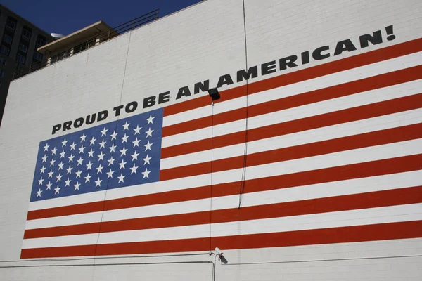 建物の屋根にアメリカ国旗が掲げられ — ストック写真