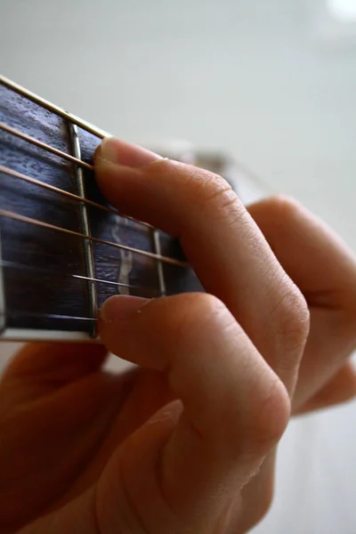 Close Mão Segurando Uma Guitarra — Fotografia de Stock