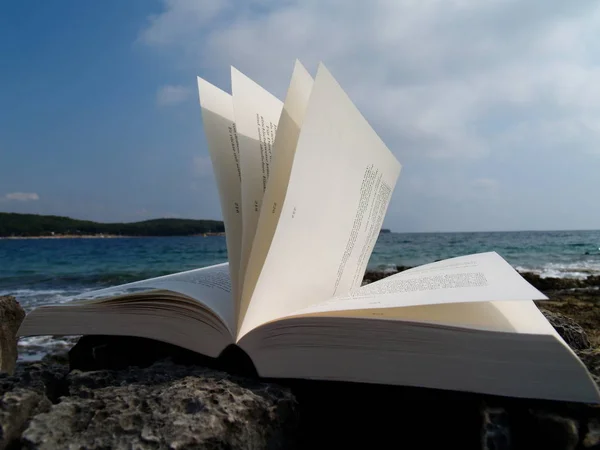 Ανοιχτό Βιβλίο Στην Παραλία — Φωτογραφία Αρχείου