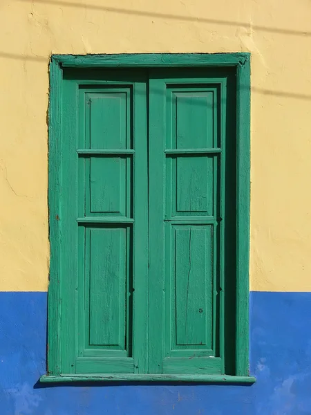 Ventana Verde Fachada Amarilla — Foto de Stock
