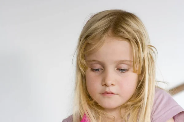 Portret Van Aantrekkelijk Meisje Overdag — Stockfoto