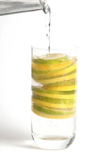 新鮮なグリーンアップルジュースをグラスに入れて — ストック写真