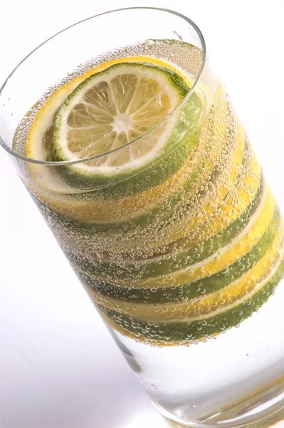 Glas Cocktail Mit Zitrone Und Minze Auf Weißem Hintergrund — Stockfoto