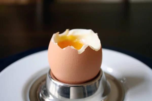 Bir Kasede Kaynamış Yumurta — Stok fotoğraf
