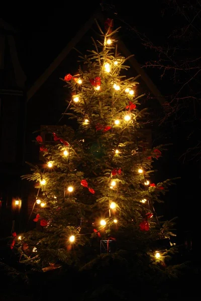 クリスマスツリーの休日の装飾 — ストック写真