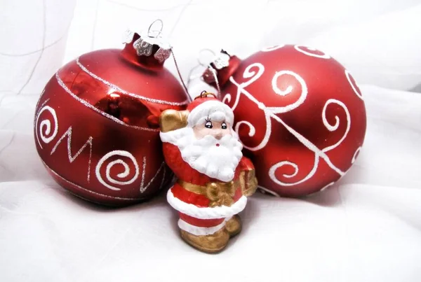 Άγιος Βασίλης Και Χριστουγεννιάτικη Μπάλα — Φωτογραφία Αρχείου