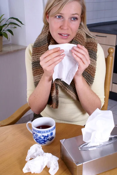 Jeune Femme Avec Une Tasse Thé — Photo