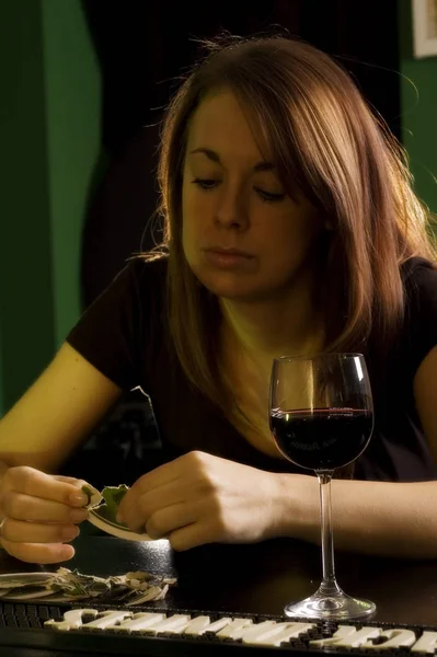 Vrouw Met Glas Wijn — Stockfoto