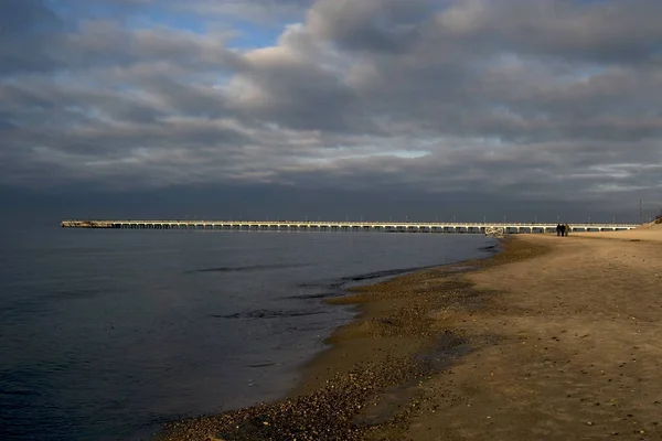 冬になるとビーチは美しく空です いくつかのここでは すべての地獄が緩んでいる Balermann Baltic Nhope色はEingermasenと一致する ラップトップモニターは1台しかありません — ストック写真