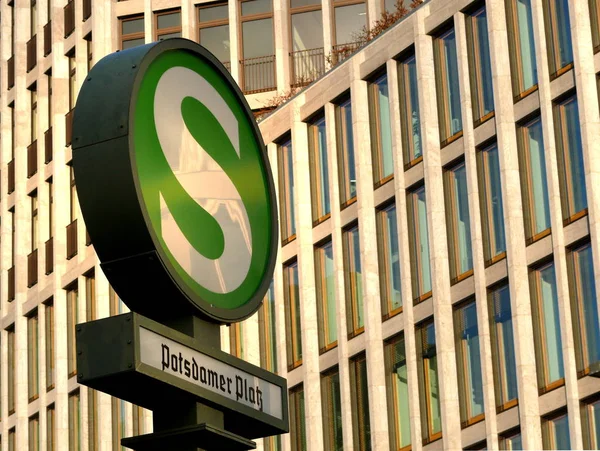 Bahn Skylt Vid Potsdamer Platz — Stockfoto