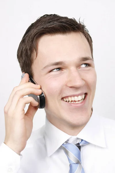Portret Młodego Biznesmena Rozmawiającego Przez Telefon — Zdjęcie stockowe