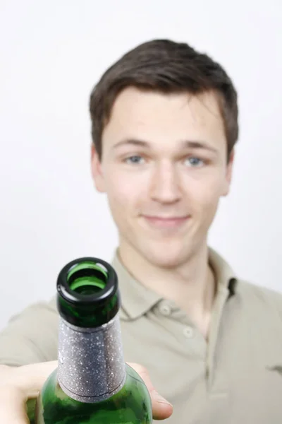 Homem Segurando Garrafa Cerveja — Fotografia de Stock