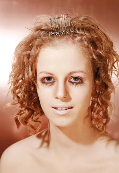 Portrait Une Belle Femme Aux Cheveux Bouclés — Photo