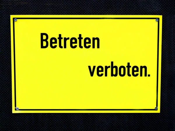 Betreten Verboten Text Žlutém Pozadí — Stock fotografie