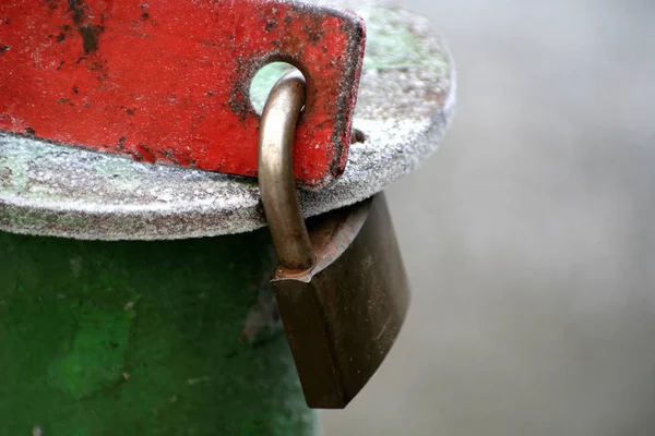 Alte Rostige Metalltür Mit Rotem Griff — Stockfoto