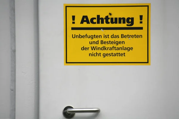 Gelbes Schild Der Wand — Stockfoto