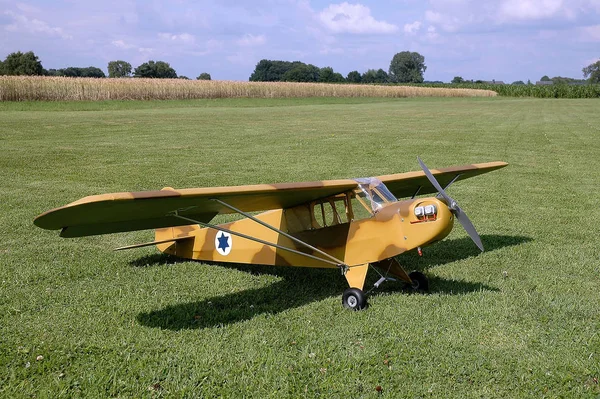 Viejo Avión Campo —  Fotos de Stock