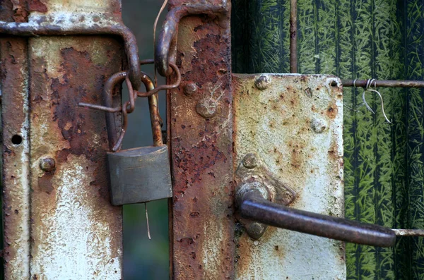 Vecchio Lucchetto Arrugginito Sulla Porta — Foto Stock