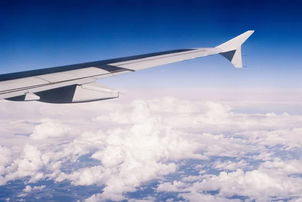 Flygplansvinge Som Flyger Ovanför Moln — Stockfoto