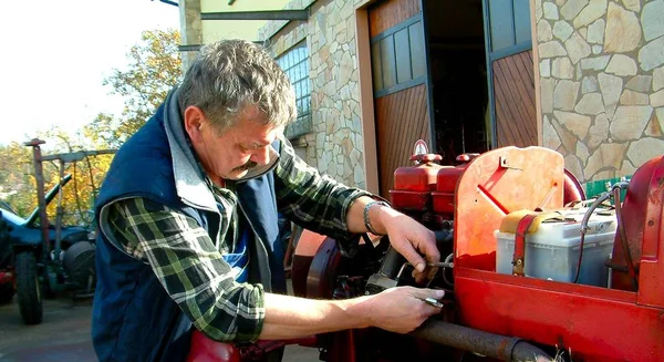 Άντρας Κόκκινο Πουκάμισο Και Όπλο — Φωτογραφία Αρχείου