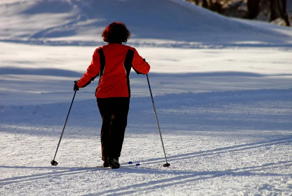 Νεαρή Γυναίκα Σακίδιο Περπάτημα Στο Χιόνι — Φωτογραφία Αρχείου