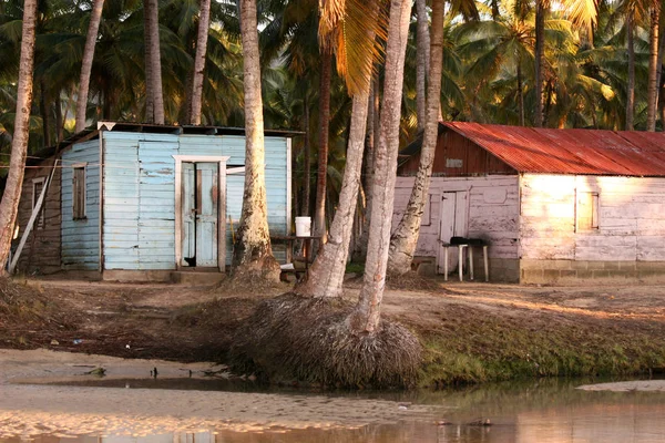 カリブ海のビーチにある漁師の家は — ストック写真