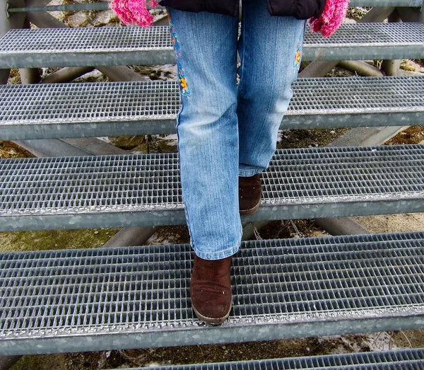 Ноги Женщины Джинсовой Куртке — стоковое фото