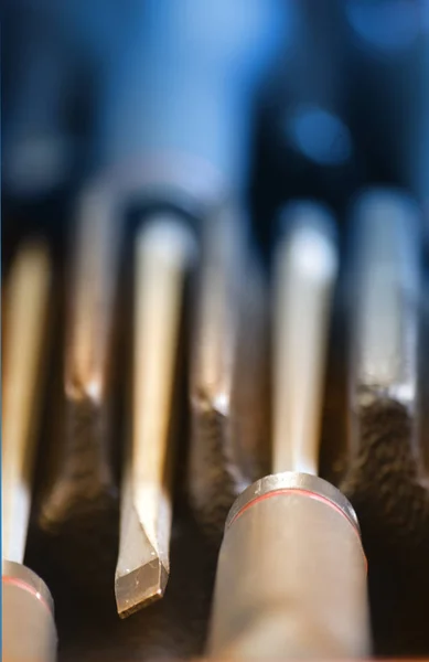 Close Van Een Rij Verschillende Gereedschappen Een Winkel — Stockfoto