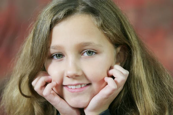 Photo Studio Une Jeune Fille Aux Longs Cheveux Bruns Vêtue — Photo