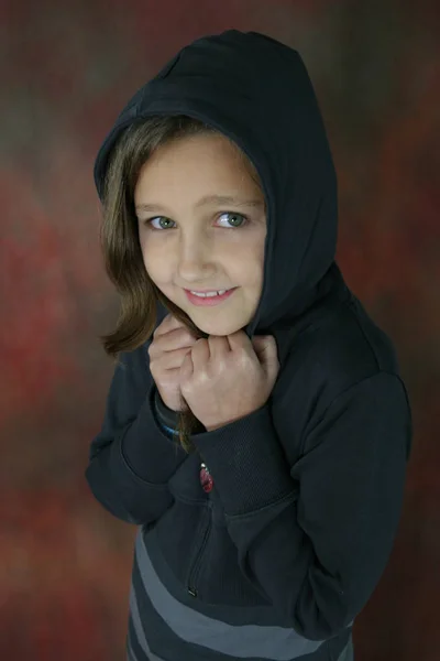 Студийный Снимок Молодой Девушки Длинными Каштановыми Волосами Одетой Темном Фоне — стоковое фото