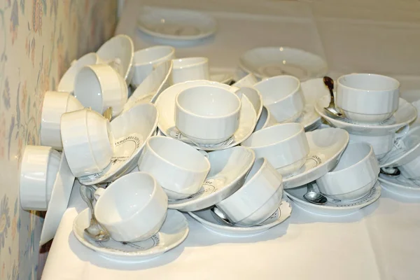 Assiettes Tasses Blanches Sur Table — Photo