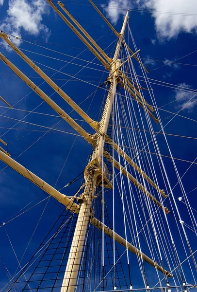 Mástil Barco Frente Cielo Azul Claro — Foto de Stock