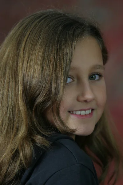 Studio Shot Young Girl Long Brown Hair Dressed Dark Background — Stockfoto