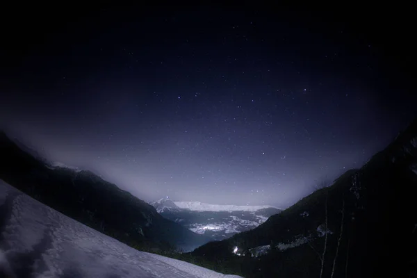 밤하늘을 배경으로 — 스톡 사진