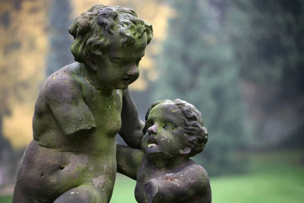 Estatua Una Joven Parque — Foto de Stock