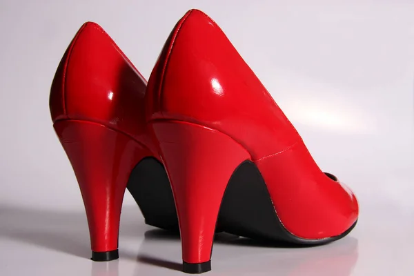 Elegantes Tacones Rojos Altos Sobre Fondo Negro —  Fotos de Stock