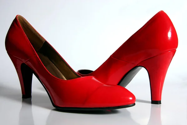 Zapatos Rojos Tacón Alto Sobre Fondo Blanco —  Fotos de Stock