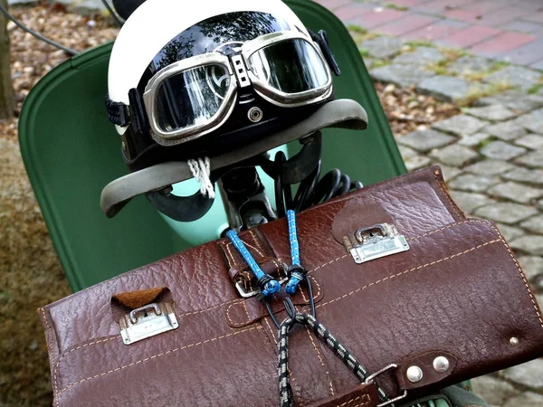 Helm Militer Dan Kacamata Hitam Tanah — Stok Foto