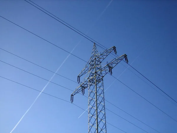 Linee Elettriche Contro Cielo Blu — Foto Stock