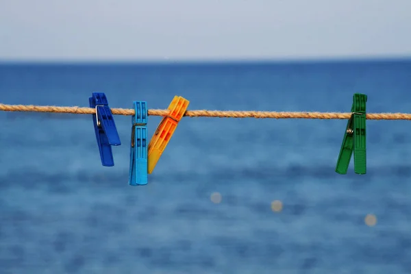 Plajdaki Çamaşır Ipinde Mandallar — Stok fotoğraf
