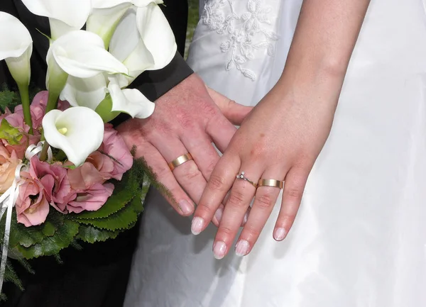 Mãos Dos Recém Casados Com Anéis — Fotografia de Stock