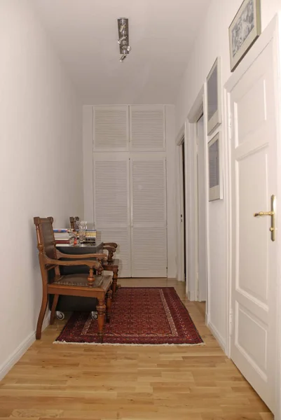 Wnętrze Sypialni Drewnianą Podłogą Oknem — Zdjęcie stockowe