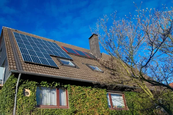 Casa Con Energía Solar — Foto de Stock