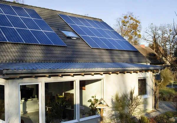 Huis Met Zonnepanelen — Stockfoto