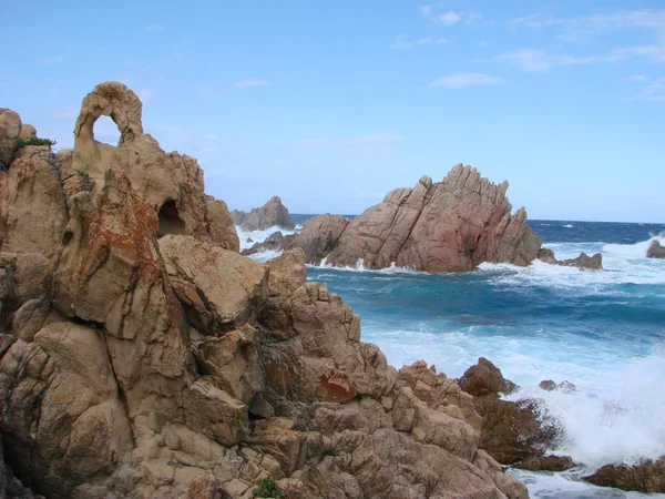 イタリア南部のビーチにある岩は — ストック写真