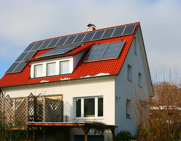 Солнечные Батареи Крыше Дома — стоковое фото